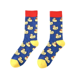 Détail de chaussettes en coton avec motifs de canards jaunes et base en tricot bleu