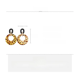 Detailed size chart for acrylic leopard print geometric earrings showing 7.5cm length