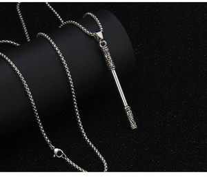 Détail macro du pendentif bâton du Roi Singe en argent avec chaîne box sur fond noir