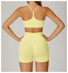 Vue arrière de l'ensemble de yoga sans couture jaune avec short taille haute et brassière