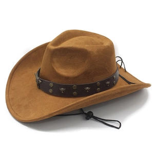 Détail du chapeau de cowboy marron en daim avec rivets tête de bœuf et lanière cuir
