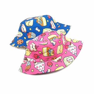 Dettaglio cappello sole bimbi con stampa cartoon dessert in cotone blu e rosa vivace