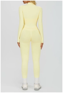 Détail de l'ensemble de yoga jaune clair sans couture avec legging et haut zippé