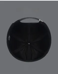 Détail intérieur du bonnet docker en coton avec sangle de réglage en cuir et boucle