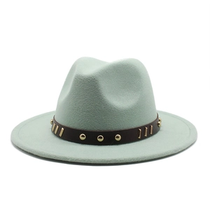 Dettaglio di cappello fedora verde menta in lana con cinturino in pelle e borchie oro
