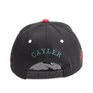 Vue arrière casquette snapback noire à visière plate avec broderie Cayler verte et bouton