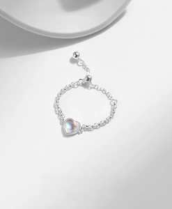Detail of adjustable S925 silver chain ring with heart moonstone and elegant finish