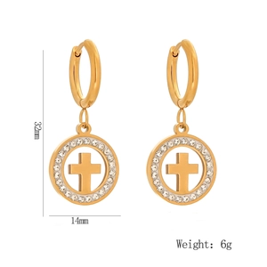 Détail des boucles d'oreilles 32mm en acier doré avec pendentif croix en cristal