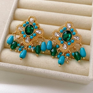 Gros plan de boucles d'oreilles vintage en nacre et diamants sur plateau en velours