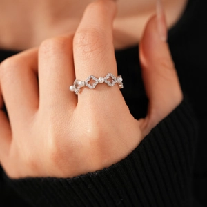 Détail de la bague fleur plaquée or 18k avec zircons étincelants et perles blanches délicates