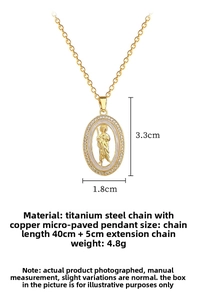 Gros plan du pendentif ovale vintage avec cristaux brillants et chaîne en acier titane
