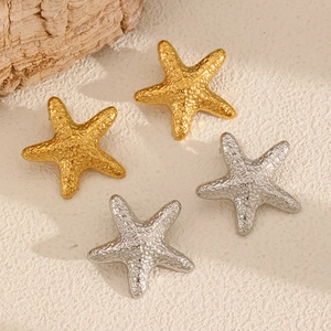 Starfish titanium steel earrings with hammered texture in gold and silver finish