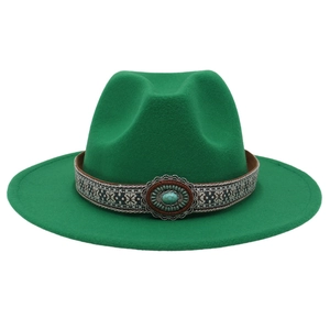 Détail d'un chapeau en feutre de laine vert avec ruban ethnique et boucle en turquoise