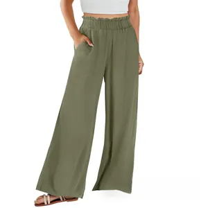 Dettaglio dei pantaloni larghi in cotone e lino verde oliva con vita alta a sacchetto