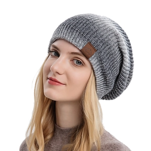 Bonnet d'hiver en tricot avec dégradé gris et blanc et écusson Sport en cuir chic