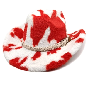Dettaglio cappello in lana a macchie rosse e bianche con cinturino intrecciato beige