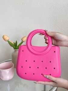 Détail du sac de plage EVA rose avec poignées rondes ajourées et trous décoratifs DIY
