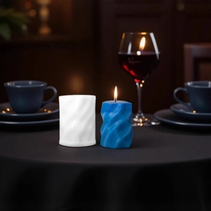 Geometrische Silikonform für Kerzen mit spiralförmigem Muster und fertiger blauer Wachskerze