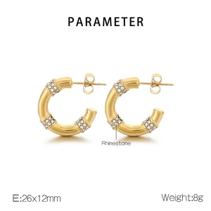 Vue détaillée des boucles d'oreilles en C plaquées or 18 carats avec strass et bambou