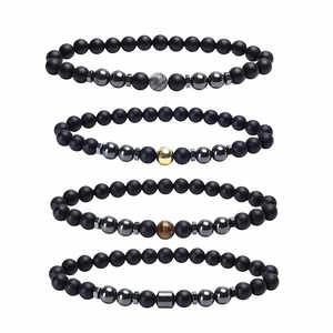 Détail d'un lot de quatre bracelets en perles avec pierres mates et œil de tigre