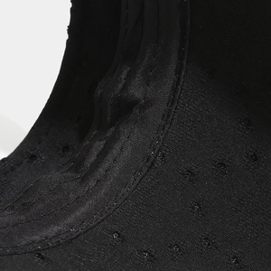Detailaufnahme von schwarzem, atmungsaktivem Mesh-Gewebe mit verstärkten Nähten am Hut
