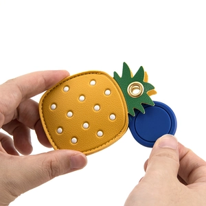 Étui porte-clés en cuir en forme d'ananas pour Airtag avec détails de feuilles