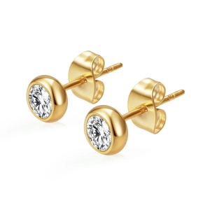 Vue détaillée des clous d'oreilles en acier doré 18K avec zircon transparent serti clos