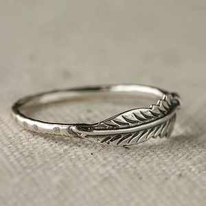 Macro-opname van zilveren verendansring met vintage S925 sterling zilveren details