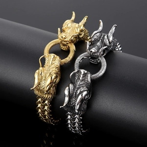 Vue macro détaillée de bracelets dragon or et argent avec un design de chaîne à maillons complexe