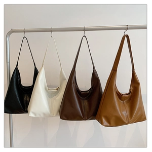 Vista dettagliata di borse tote grandi nei colori nero, beige, marrone e caramello