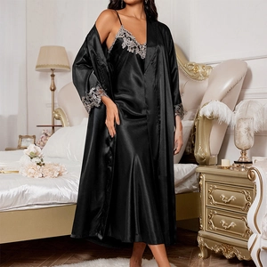Ensemble de pyjama élégant en satin de soie noir avec dentelle et col en V
