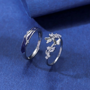 Dettaglio dell'anello delfino smaltato e anello farfalla in cristallo con marchio S925