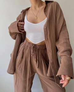 Three-piece linen set with long-sleeve shirt, ribbed crop top and wide-leg trousers
