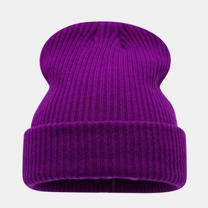 Gros plan détaillé du bonnet en maille côtelée violette montrant la texture douce