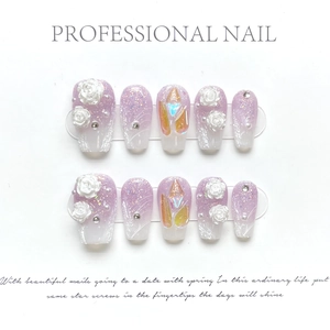 Détails de faux ongles faits main avec roses 3D, paillettes et pierres précieuses colorées