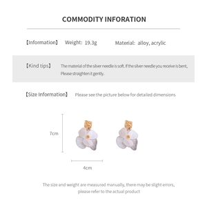 Detailed size and material guide for oversized floral drop earrings in alloy and acrylic