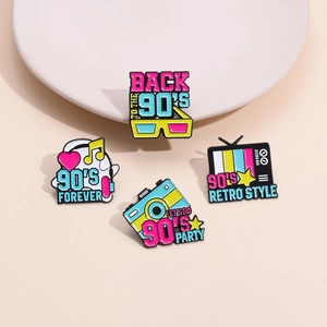 Broches en Émail Rétro Années 90 Alliage de Zinc Vintage Télévision Appareil Photo Écouteurs Lunettes Badges Pour Sac à Dos Chapeaux