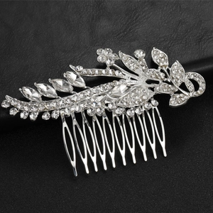 Dettaglio del pettine per capelli da sposa in argento con foglie e strass scintillanti
