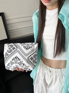 Floral paisley makeup bag with large capacity and zipper closure for cosmetics