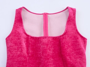 Detail von quadratischem Ausschnitt und verdecktem Reißverschluss an rosa Kleid