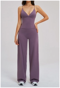 Détail d'un ensemble de yoga violet avec débardeur col V croisé et pantalon large de sport