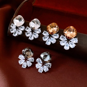 Détail de boucles d'oreilles en zircon goutte en blanc, champagne et noir fumé
