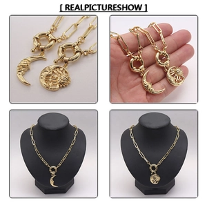 Vue détaillée du collier avec pendentifs lune et soleil dorés et chaîne trombone