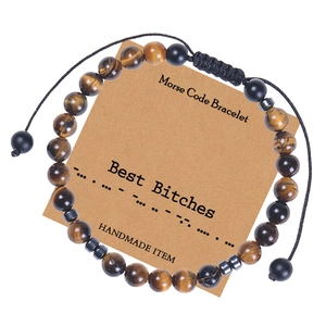 Détail du bracelet perles code Morse avec carte Best Bitches et cordon ajustable
