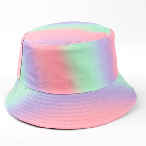 Vue détaillée des coutures renforcées sur le bord d'un chapeau bob pastel dégradé