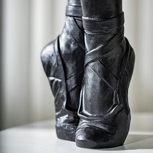 Moderne Ballettschuhe-Skulptur aus schwarzem Metall als Deko mit Gusseisen-Textur