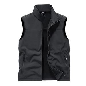 Outdoor-Softshell-Weste für Herren in Schwarz mit Stehkragen, Fleecefutter und Taschen