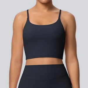 Vue détaillée du crop top de yoga noir avec fines bretelles et décolleté en U profond