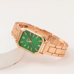 Détail de la montre octogonale en or rose avec cadran vert émeraude et cristaux brillants