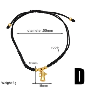 Detalle de pulsera tejida negra ajustable con dije de cafetera moka dorada